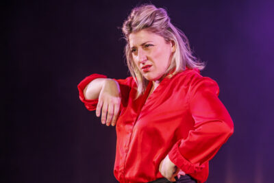 Marion Mézadorian, humoriste, est sur la scène du cinéma André-Malraux pour son spectacle craquage. - Agrandir l'image 3 sur 6, fenêtre modale