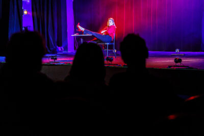 Marion Mézadorian, humoriste, est sur la scène du cinéma André-Malraux pour son spectacle craquage. - Agrandir l'image 4 sur 6, fenêtre modale