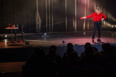 Marion Mézadorian, humoriste, est sur la scène du cinéma André-Malraux pour son spectacle craquage. - Agrandir l'image 5 sur 6, fenêtre modale
