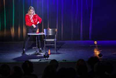 Marion Mézadorian, humoriste, est sur la scène du cinéma André-Malraux pour son spectacle craquage. - Agrandir l'image 6 sur 6, fenêtre modale