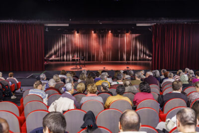 Marion Mézadorian, humoriste, est sur la scène du cinéma André-Malraux pour son spectacle craquage. - Agrandir l'image 2 sur 6, fenêtre modale