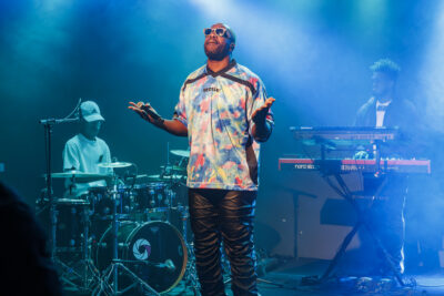 Le chanteur James BKS est sur la scène du Virtuoz club de Villeneuve-la-Garenne pour son concert. - Agrandir l'image 1 sur 6, fenêtre modale