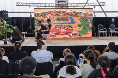 Plusieurs jeunes sont en train de jouer à la console dans le cadre du salon du jeux vidéos de Villeneuve-la-Garenne. - Agrandir l'image 2 sur 6, fenêtre modale