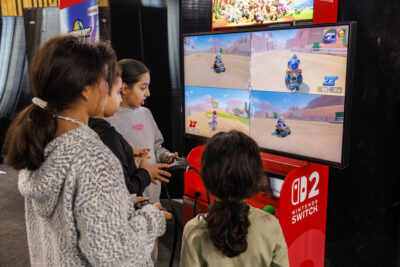 Plusieurs jeunes sont en train de jouer à la console dans le cadre du salon du jeux vidéos de Villeneuve-la-Garenne. - Agrandir l'image 3 sur 6, fenêtre modale