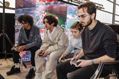 Plusieurs jeunes sont en train de jouer à la console dans le cadre du salon du jeux vidéos de Villeneuve-la-Garenne. - Agrandir l'image 4 sur 6, fenêtre modale