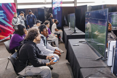 Plusieurs jeunes sont en train de jouer à la console dans le cadre du salon du jeux vidéos de Villeneuve-la-Garenne. - Agrandir l'image 1 sur 6, fenêtre modale