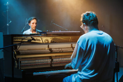 Le pianiste Cédric Hanriot accompagné de Time is color sur la scène du Virtuoz club de Villeneuve-la-Garenne. - Agrandir l'image 5 sur 6, fenêtre modale