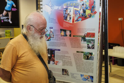 Un homme regarde l'exposition Supercitoyens de Villeneuve-la-Garenne. - Agrandir l'image 2 sur 6, fenêtre modale