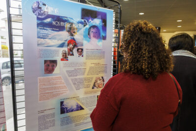 Une femme regarde l'exposition Supercitoyens de la ville de Villeneuve-la-Garenne. - Agrandir l'image 4 sur 6, fenêtre modale