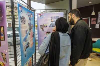 Un couple regarde l'exposition Supercitoyens de Villeneuve-la-Garenne. - Agrandir l'image 6 sur 6, fenêtre modale
