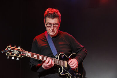 Un professeur de l'école de musique de Villeneuve-la-Garenne joue de la guitare pour la masterclass mes indispensables du jazz, sur la scène du Virtuoz club. - Agrandir l'image 3 sur 6, fenêtre modale