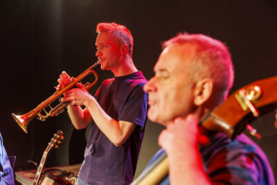 Deux professeurs de l'école de musique de Villeneuve-la-Garenne jouent de la trompette et de la contrebasse pour la masterclass mes indispensables du jazz, sur la scène du Virtuoz club. - Agrandir l'image 4 sur 6, fenêtre modale
