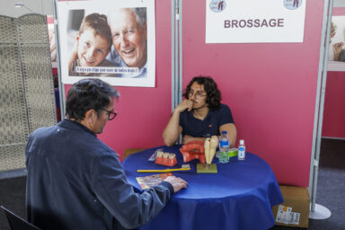 Un professionnel donne des conseils sur le brossage de dents pour le forum Giga senior