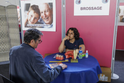 Un professionnel donne des conseils sur le brossage de dents pour le forum Giga senior - Agrandir l'image 1 sur 6, fenêtre modale