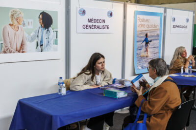 Une médecin donne des conseils à une dame au forum Giga senior de Villeneuve-la-Garenne. - Agrandir l'image 5 sur 6, fenêtre modale