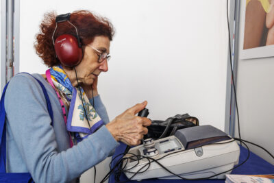Une dame fait un test auditif au forum Giga senior de Villeneuve-la-Garenne. - Agrandir l'image 6 sur 6, fenêtre modale
