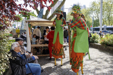 2 échassiers déambulent au marché aux fleurs de Villeneuve-la-Garenne