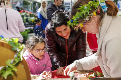 Une maman et sa fille sont à un atelier réalisée par une dame lors du marché aux fleurs de Villeneuve-la-Garenne. - Agrandir l'image 2 sur 6, fenêtre modale