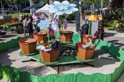 Des enfants font du manège au marché aux fleurs de Villeneuve-la-Garenne. - Agrandir l'image 5 sur 6, fenêtre modale