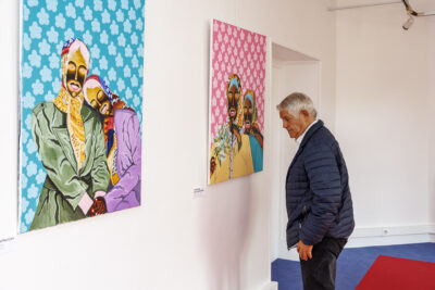 Un homme regarde les tableaux de l'artiste Jules Be Kuti lors du vernissage de l'exposition qui lui est consacré à Villeneuve-la-Garenne. - Agrandir l'image 1 sur 6, fenêtre modale
