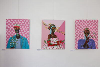 Les tableaux de l'artiste Jules Be Kuti lors du vernissage de l'exposition qui lui est consacré à Villeneuve-la-Garenne. - Agrandir l'image 2 sur 6, fenêtre modale