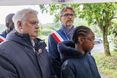 Le Maire et l'élu aux commémorations avec les habitants pour la commémoration de l'abolition de l'esclavage. - Agrandir l'image 2 sur 6, fenêtre modale