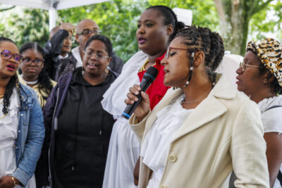 Une femme chante pour la commémoration de l'abolition de l'esclavage. - Agrandir l'image 4 sur 6, fenêtre modale