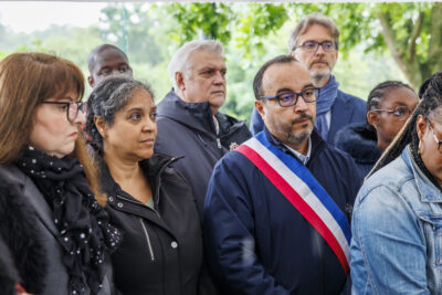 Le Maire et l'élu aux commémorations avec les habitants pour la commémoration de l'abolition de l'esclavage. - Agrandir l'image 5 sur 6, fenêtre modale