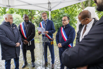 Le Maire Pascal Pelain et les élus font un discours pour la commémoration de l'abolition de l'esclavage. - Agrandir l'image 1 sur 6, fenêtre modale