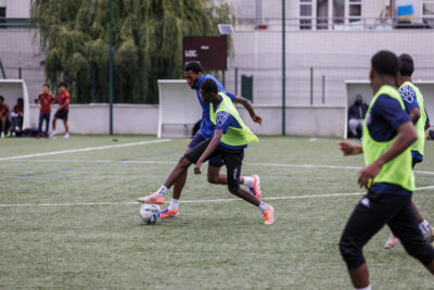 Plusieurs hommes sont sur un terrain de foot et disputent un match dans le cadre du tournoi de foot Borriello de la ville de Villeneuve-la-Garenne - Agrandir l'image 3 sur 6, fenêtre modale