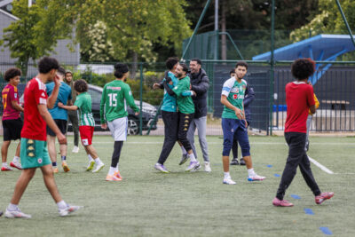 Plusieurs hommes sont sur un terrain de foot et disputent un match dans le cadre du tournoi de foot Borriello de la ville de Villeneuve-la-Garenne - Agrandir l'image 4 sur 6, fenêtre modale