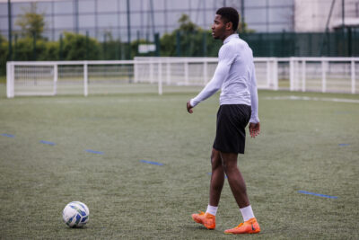 Un homme est sur le terrain prêt à taper dans le ballon de foot dans le cadre du tournoi de foot Borriello de Villeneuve-la-Garenne. - Agrandir l'image 1 sur 6, fenêtre modale