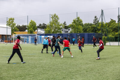 Plusieurs hommes sont sur un terrain de foot et disputent un match dans le cadre du tournoi de foot Borriello de la ville de Villeneuve-la-Garenne - Agrandir l'image 2 sur 6, fenêtre modale