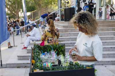 Une femme réalise des mojitos dans le cadre de la soirée food trucks et musique de Villeneuve-la-Garenne - Agrandir l'image 1 sur 6, fenêtre modale