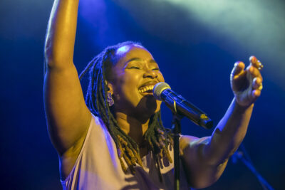 La chanteuse Elida Almeida chante sur la scène du virtuoz club de Villeneuve-la-Garenne. - Agrandir l'image 1 sur 6, fenêtre modale