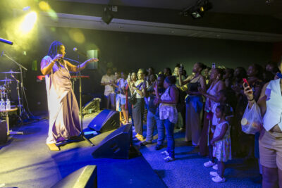 La chanteuse Elida Almeida chante sur la scène du virtuoz club de Villeneuve-la-Garenne. - Agrandir l'image 2 sur 6, fenêtre modale