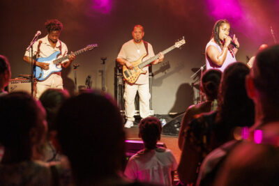 La chanteuse Elida Almeida avec ses musiciens chante sur la scène du virtuoz club de Villeneuve-la-Garenne. - Agrandir l'image 3 sur 6, fenêtre modale