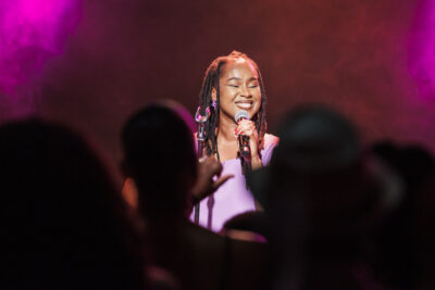 La chanteuse Elida Almeida chante sur la scène du virtuoz club de Villeneuve-la-Garenne. - Agrandir l'image 4 sur 6, fenêtre modale