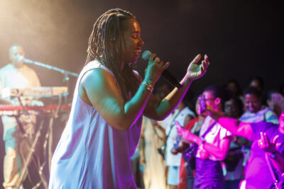 La chanteuse Elida Almeida chante sur la scène du virtuoz club de Villeneuve-la-Garenne. - Agrandir l'image 5 sur 6, fenêtre modale