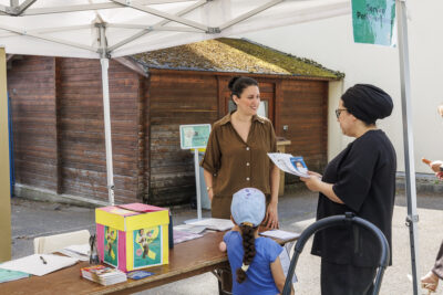 Une maman prend des informations sur la petite enfance au forum de la petite enfance de Villeneuve-la-Garenne. - Agrandir l'image 1 sur 6, fenêtre modale