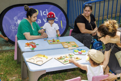 Des mamans avec leurs enfants sont en train de jouer à des jeux en bois dans le cadre du forum petite enfance. - Agrandir l'image 4 sur 6, fenêtre modale