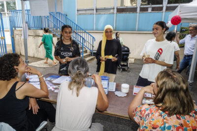 Des femmes se renseignent sur la petite enfance dans le cadre du forum de la petite enfance de Villeneuve-la-Garenne. - Agrandir l'image 6 sur 6, fenêtre modale