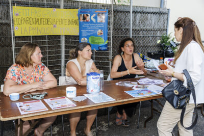 Des dames renseignent sur la petite enfance à une maman dans le cadre du forum petite enfance. - Agrandir l'image 2 sur 6, fenêtre modale