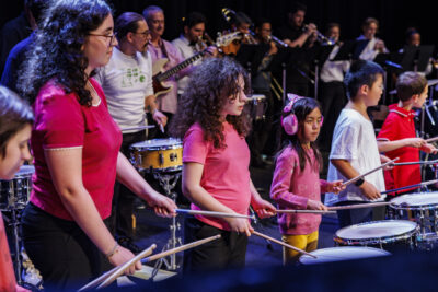 Plusieurs jeunes jouent du tambour pour le gala de fin d'année de l'école de musique Claude-Debussy à Villeneuve-la-Garenne. - Agrandir l'image 5 sur 6, fenêtre modale