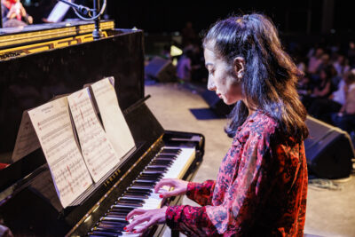 Une jeune fille joue du piano au gala de fin d'année de l'école de musique Claude-Debussy. - Agrandir l'image 3 sur 6, fenêtre modale