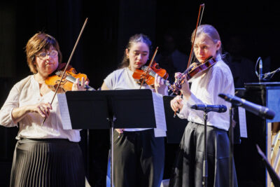 3 jeunes filles jouent du violon au gala de fin d'année de l'école de musique Claude-Debussy à Villeneuve-la-Garenne. - Agrandir l'image 4 sur 6, fenêtre modale