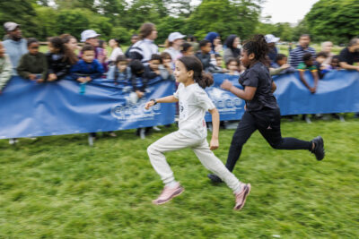 Plusieurs élèves des écoles de Villeneuve-la-Garenne sont en train de courir pour la course Mil'Pattes dans un parc de la ville. - Agrandir l'image 5 sur 6, fenêtre modale