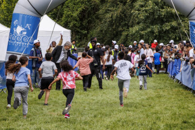 Plusieurs élèves des écoles de Villeneuve-la-Garenne sont en train de courir pour la course Mil'Pattes dans un parc de la ville. - Agrandir l'image 6 sur 6, fenêtre modale