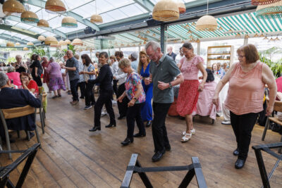 Les seniors de Villeneuve-la-Garenne sont en train de danser sur une péniche pour la guinguette des seniors. - Agrandir l'image 4 sur 6, fenêtre modale