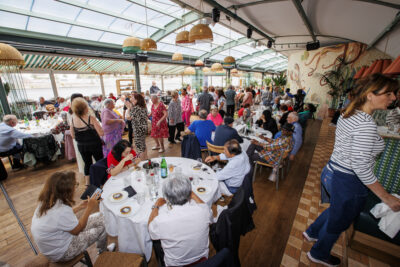 Les seniors de Villeneuve-la-Garenne sont en train de danser sur une péniche pour la guinguette des seniors. - Agrandir l'image 5 sur 6, fenêtre modale